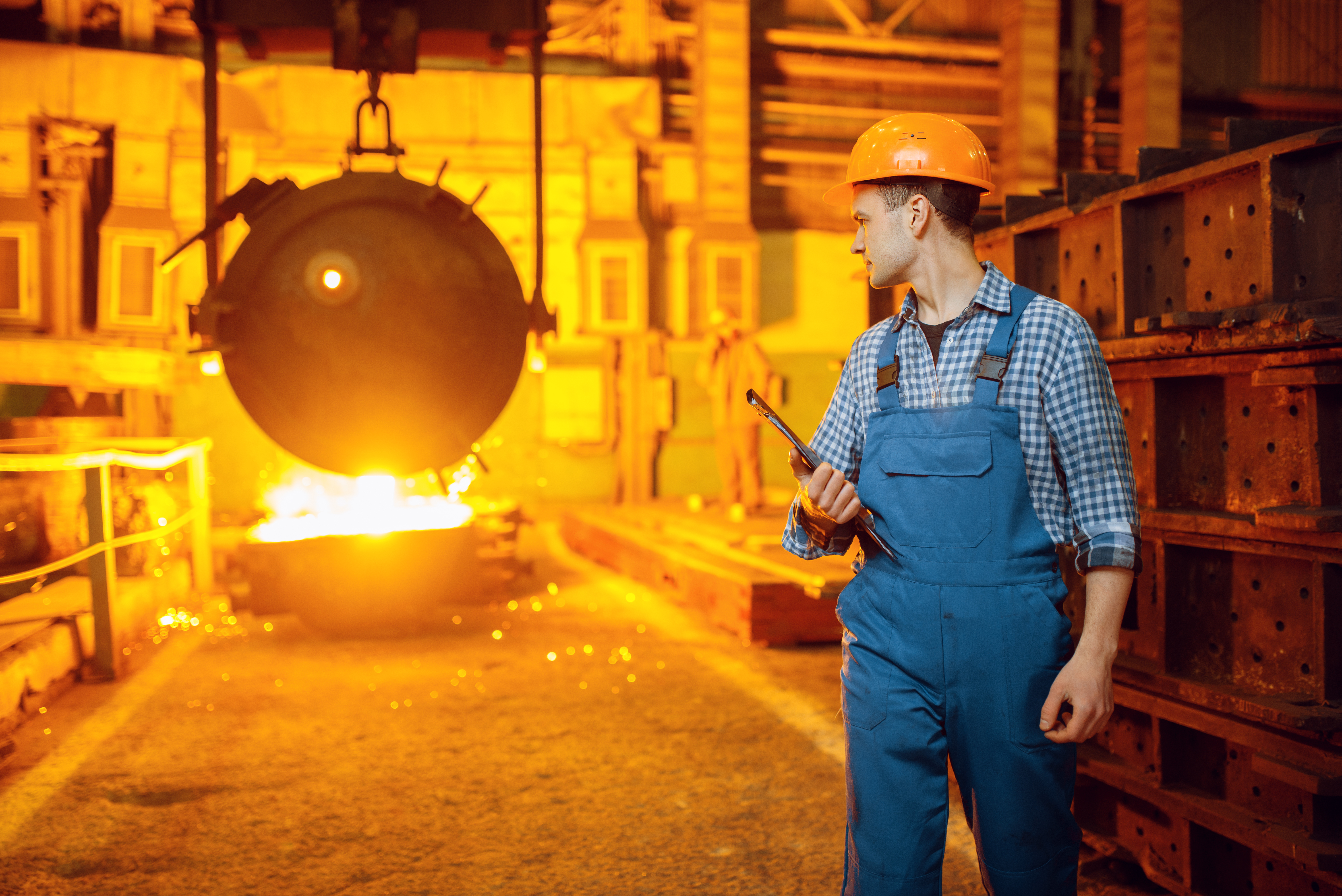 Steelmaker, furnace and liquid metal in basket
